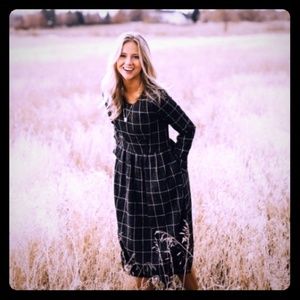 MOM Nursing Windowpane Midi Dress 👗